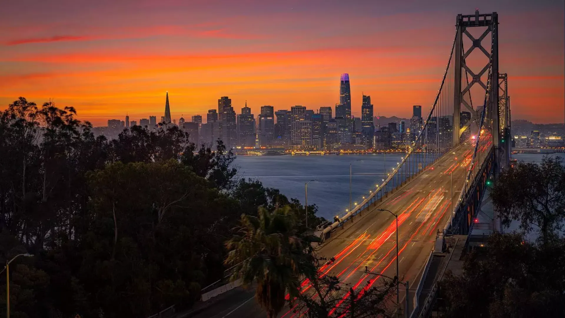 向SF地平线望着海湾大桥的日落