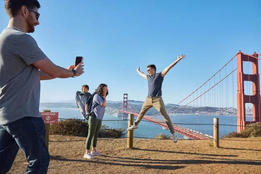 Un grupo tomando fotos en el puente Golden Gate.